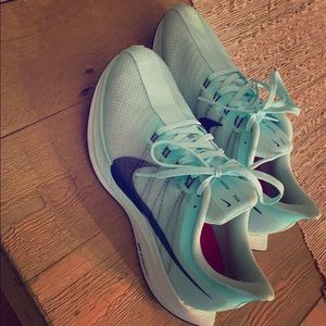 Like new Nikes size 8 excellent condition